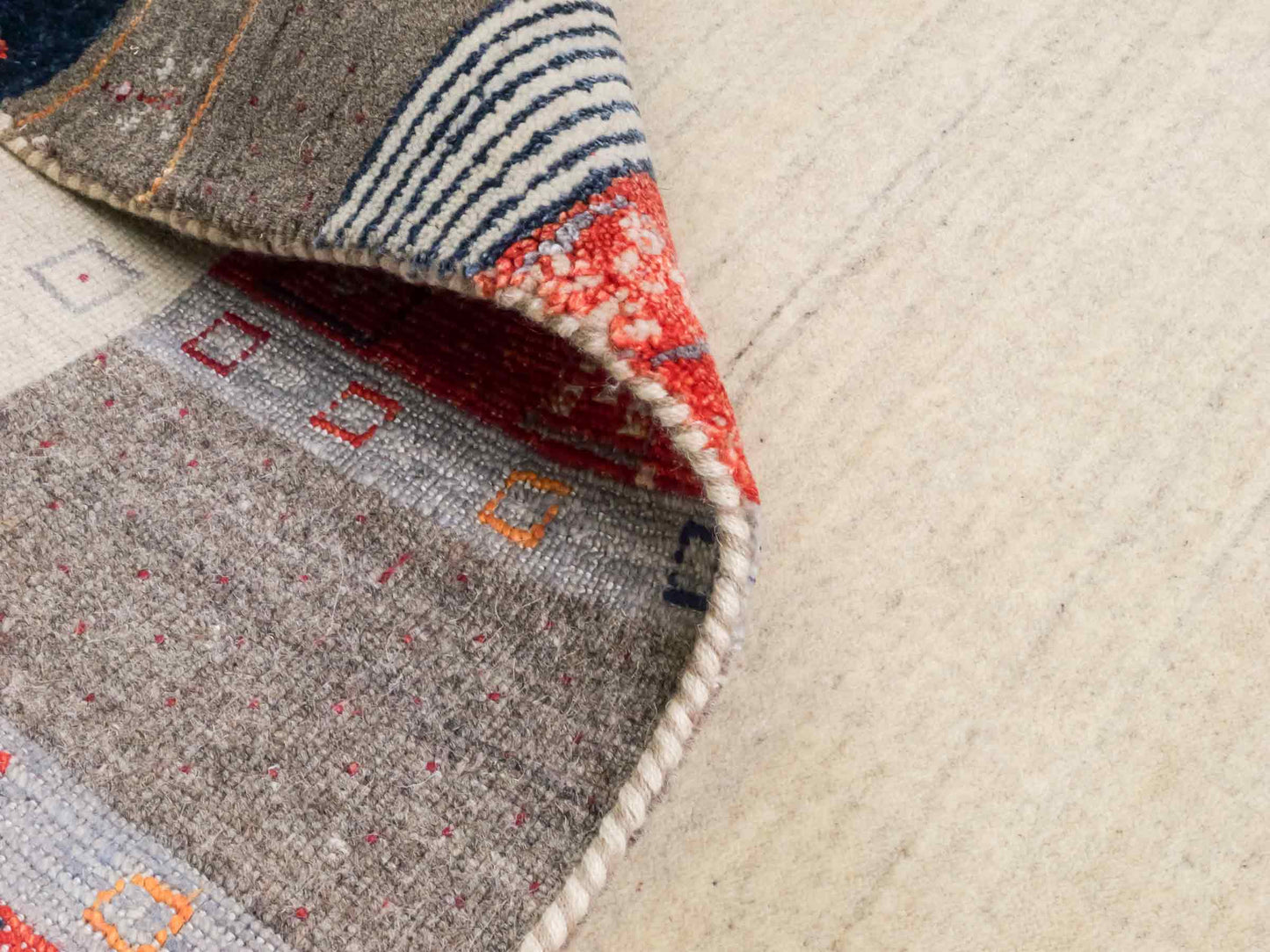 Moderner, Handloom Lori Gabbeh Orientteppich von Khademi aus Wolle mit Bambusseide, cremeweiß, grau, mehrfarbig. Geometrisches Nomaden-Design. Produziert in Indien. Größe: 241x173cm. Teppichnummer: KB4-1812. Verkauf durch Jupiter Intl.