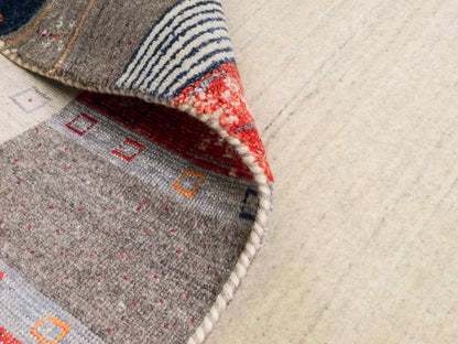 Moderner, Handloom Lori Gabbeh Orientteppich von Khademi aus Wolle mit Bambusseide, cremeweiß, grau, mehrfarbig. Geometrisches Nomaden-Design. Produziert in Indien. Größe: 241x173cm. Teppichnummer: KB4-1812. Verkauf durch Jupiter Intl.