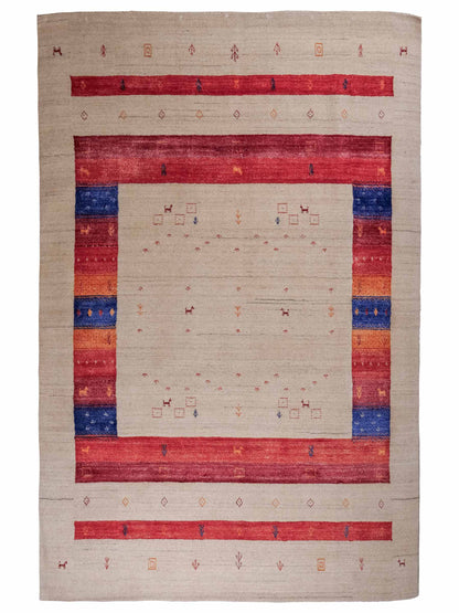 Moderner, Handloom Lori Gabbeh Orientteppich von Khademi aus Wolle mit Bambusseide, cremeweiß, beige, rot. Nomaden-Design. Produziert in Indien. Größe: 241x175cm. Teppichnummer: KB4-1821. Verkauf durch Jupiter Intl.