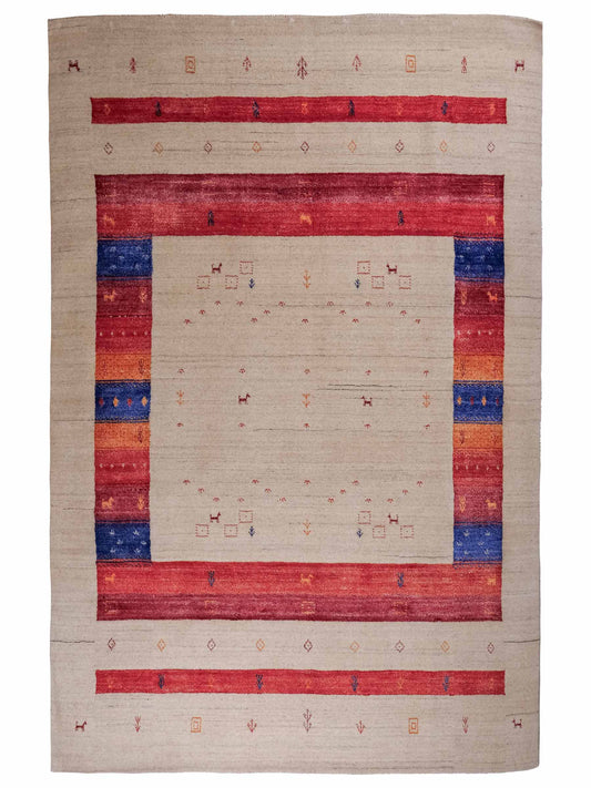 Moderner, Handloom Lori Gabbeh Orientteppich von Khademi aus Wolle mit Bambusseide, cremeweiß, beige, rot. Nomaden-Design. Produziert in Indien. Größe: 241x175cm. Teppichnummer: KB4-1821. Verkauf durch Jupiter Intl.