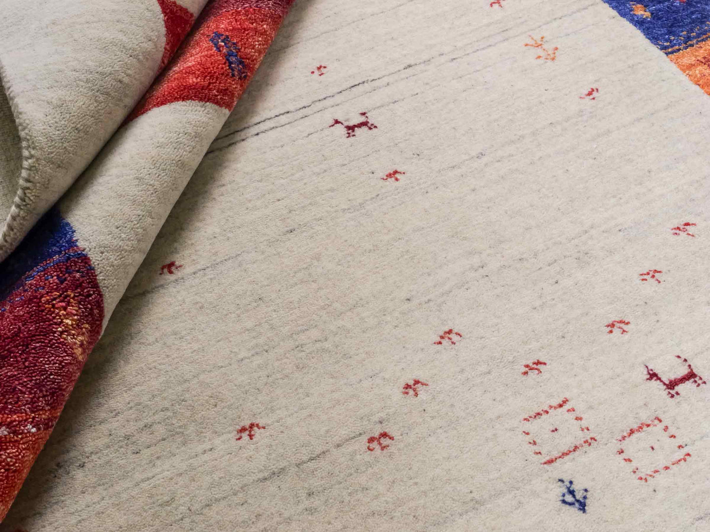 Moderner, Handloom Lori Gabbeh Orientteppich von Khademi aus Wolle mit Bambusseide, cremeweiß, beige, rot. Nomaden-Design. Produziert in Indien. Größe: 241x175cm. Teppichnummer: KB4-1821. Verkauf durch Jupiter Intl.