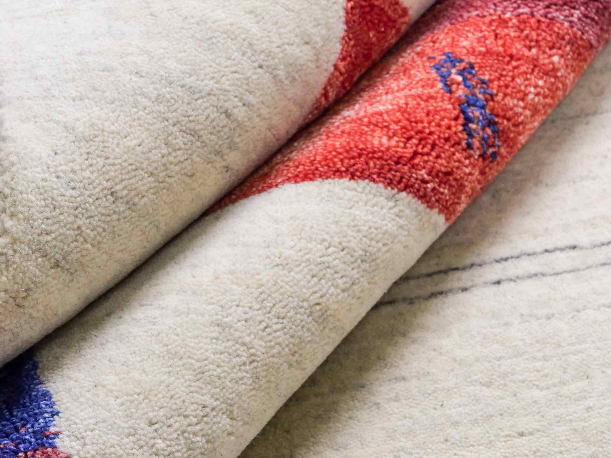 Moderner, Handloom Lori Gabbeh Orientteppich von Khademi aus Wolle mit Bambusseide, cremeweiß, beige, rot. Nomaden-Design. Produziert in Indien. Größe: 241x175cm. Teppichnummer: KB4-1821. Verkauf durch Jupiter Intl.