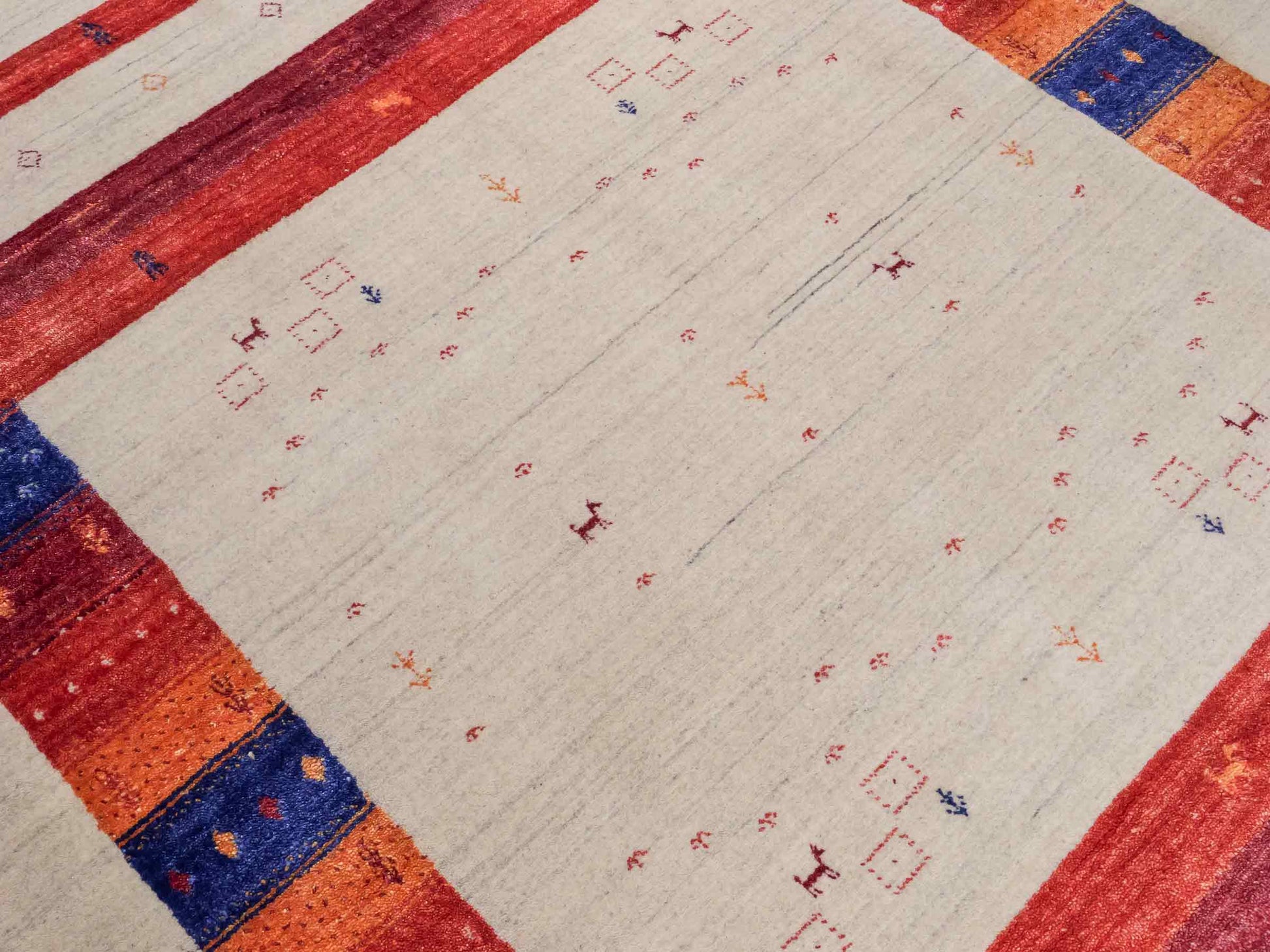 Moderner, Handloom Lori Gabbeh Orientteppich von Khademi aus Wolle mit Bambusseide, cremeweiß, beige, rot. Nomaden-Design. Produziert in Indien. Größe: 241x175cm. Teppichnummer: KB4-1821. Verkauf durch Jupiter Intl.