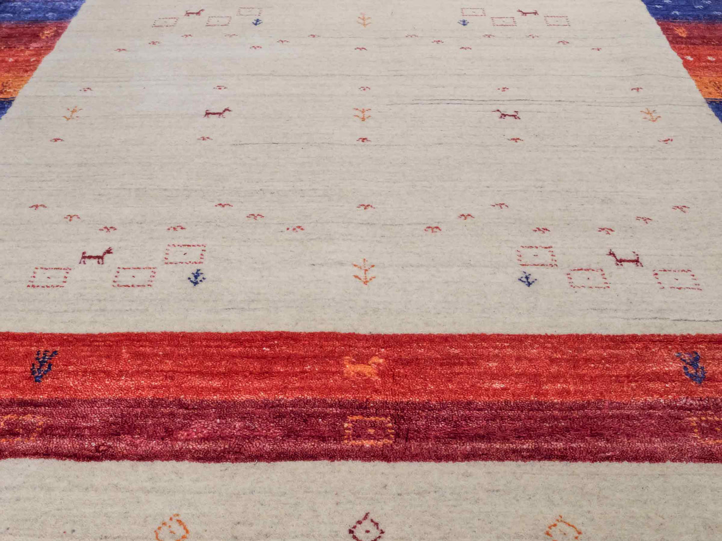 Moderner, Handloom Lori Gabbeh Orientteppich von Khademi aus Wolle mit Bambusseide, cremeweiß, beige, rot. Nomaden-Design. Produziert in Indien. Größe: 241x175cm. Teppichnummer: KB4-1821. Verkauf durch Jupiter Intl.