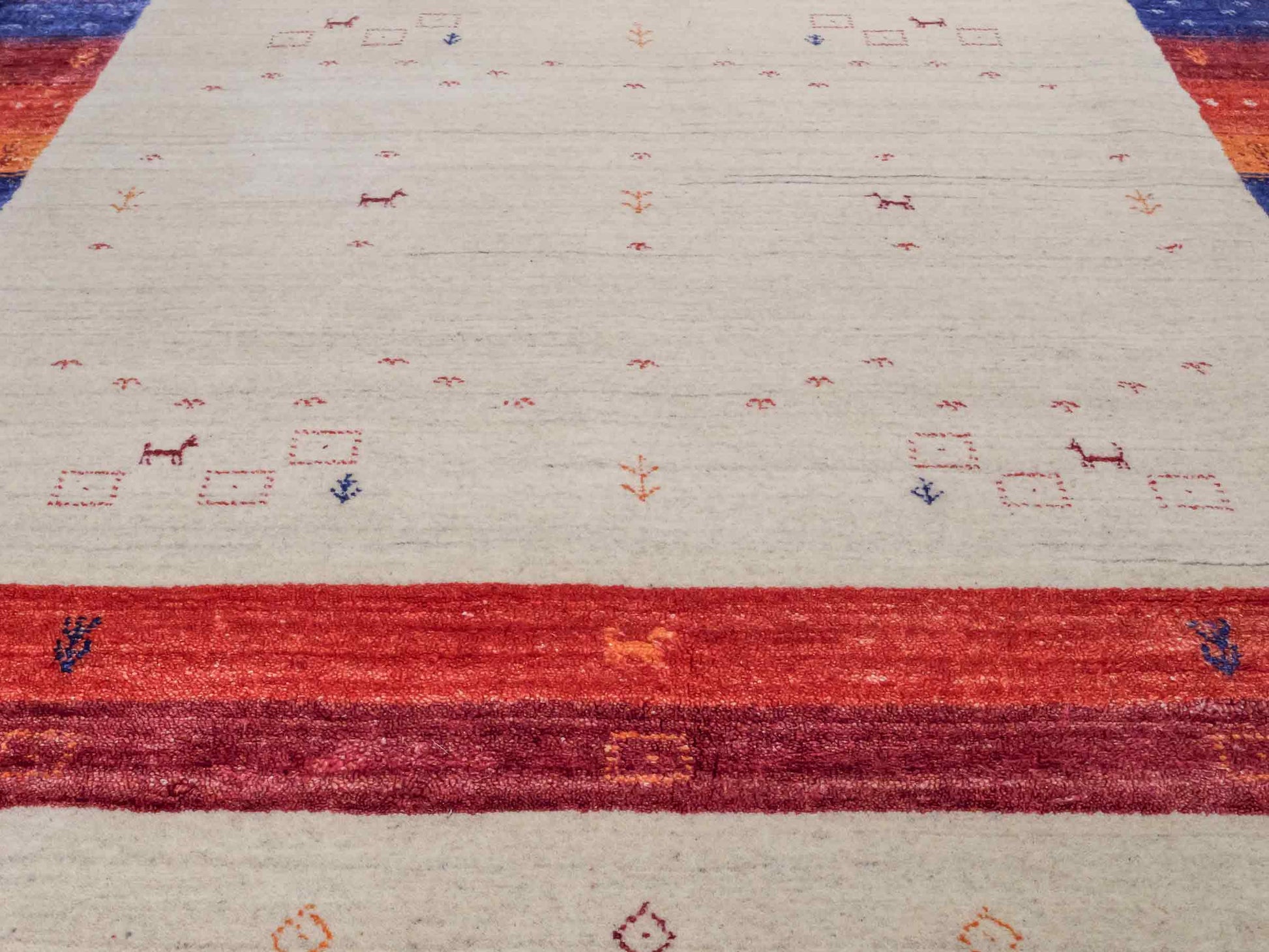 Moderner, Handloom Lori Gabbeh Orientteppich von Khademi aus Wolle mit Bambusseide, cremeweiß, beige, rot. Nomaden-Design. Produziert in Indien. Größe: 241x175cm. Teppichnummer: KB4-1821. Verkauf durch Jupiter Intl.