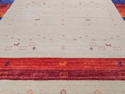 Moderner, Handloom Lori Gabbeh Orientteppich von Khademi aus Wolle mit Bambusseide, cremeweiß, beige, rot. Nomaden-Design. Produziert in Indien. Größe: 241x175cm. Teppichnummer: KB4-1821. Verkauf durch Jupiter Intl.