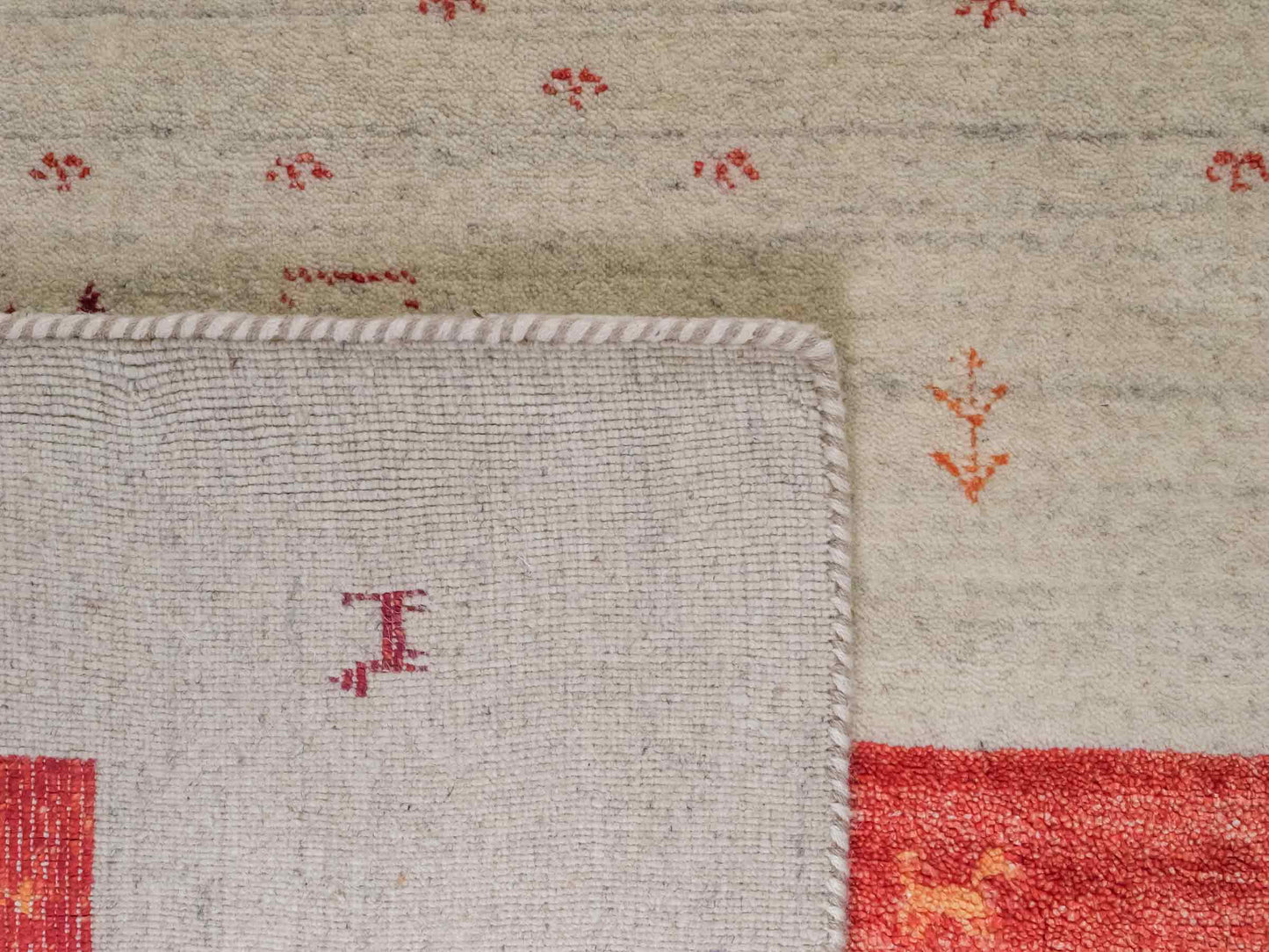 Moderner, Handloom Lori Gabbeh Orientteppich von Khademi aus Wolle mit Bambusseide, cremeweiß, beige, rot. Nomaden-Design. Produziert in Indien. Größe: 241x175cm. Teppichnummer: KB4-1821. Verkauf durch Jupiter Intl.