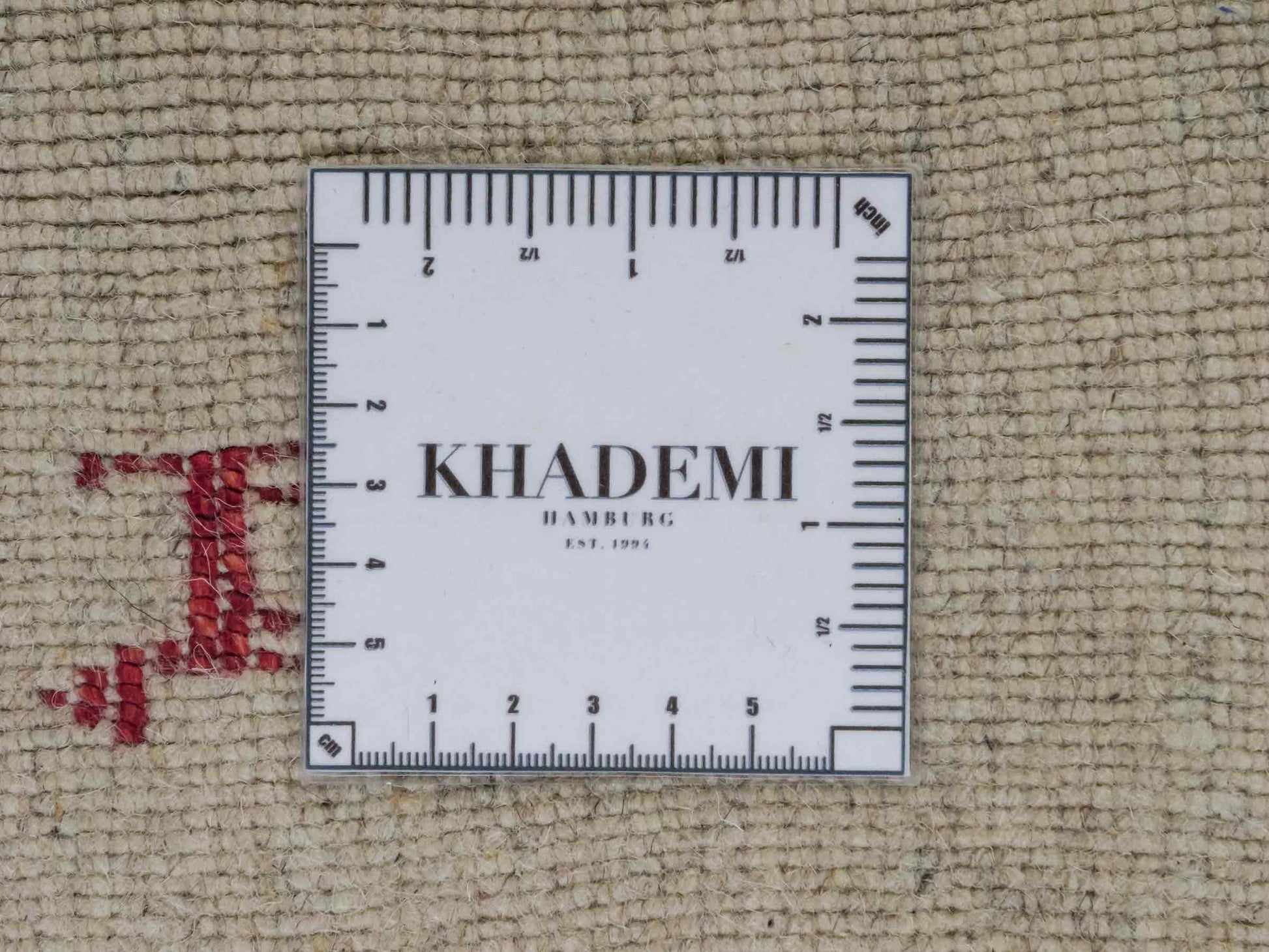 Moderner, Handloom Lori Gabbeh Orientteppich von Khademi aus Wolle mit Bambusseide, cremeweiß, beige, rot. Nomaden-Design. Produziert in Indien. Größe: 241x175cm. Teppichnummer: KB4-1821. Verkauf durch Jupiter Intl.