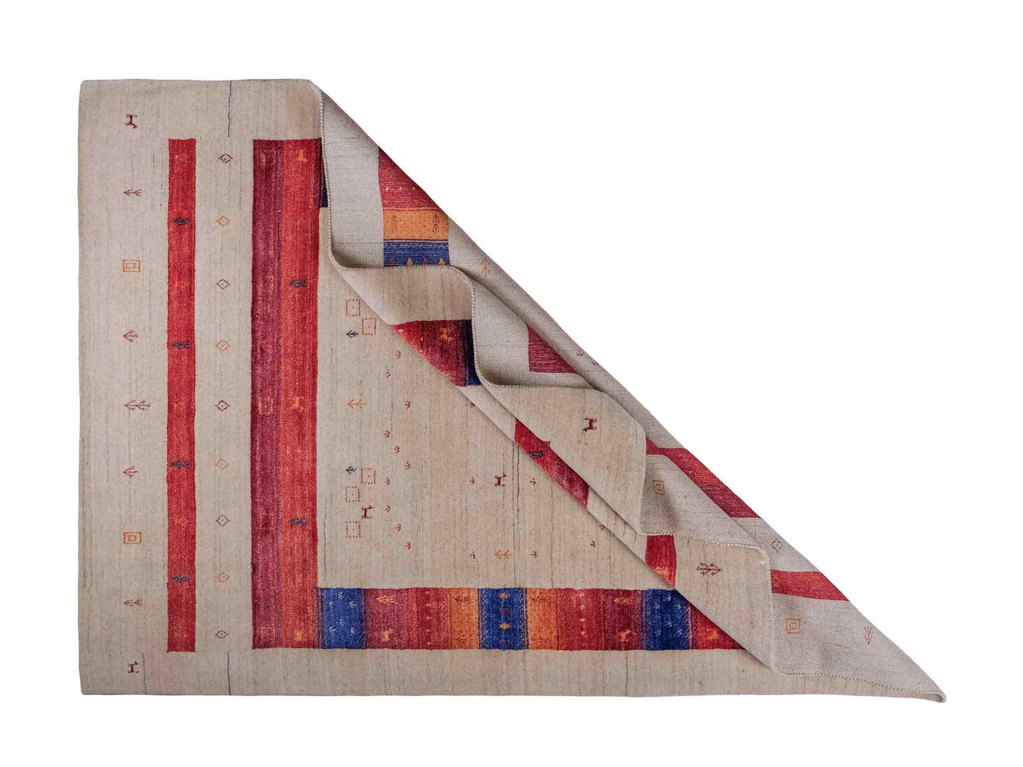 Moderner, Handloom Lori Gabbeh Orientteppich von Khademi aus Wolle mit Bambusseide, cremeweiß, beige, rot. Nomaden-Design. Produziert in Indien. Größe: 241x175cm. Teppichnummer: KB4-1821. Verkauf durch Jupiter Intl.