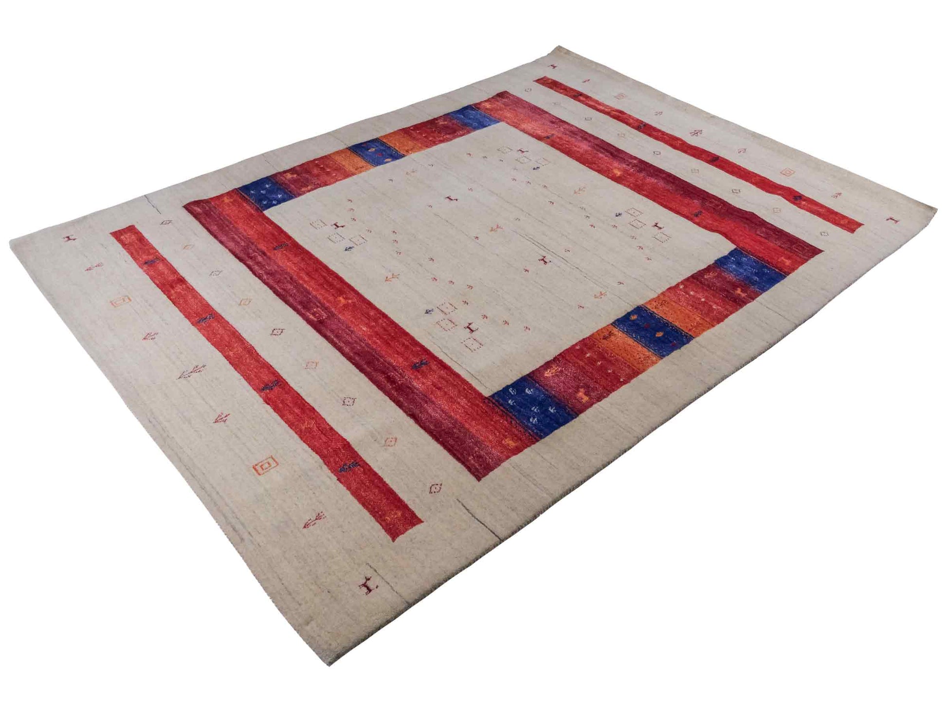 Moderner, Handloom Lori Gabbeh Orientteppich von Khademi aus Wolle mit Bambusseide, cremeweiß, beige, rot. Nomaden-Design. Produziert in Indien. Größe: 241x175cm. Teppichnummer: KB4-1821. Verkauf durch Jupiter Intl.