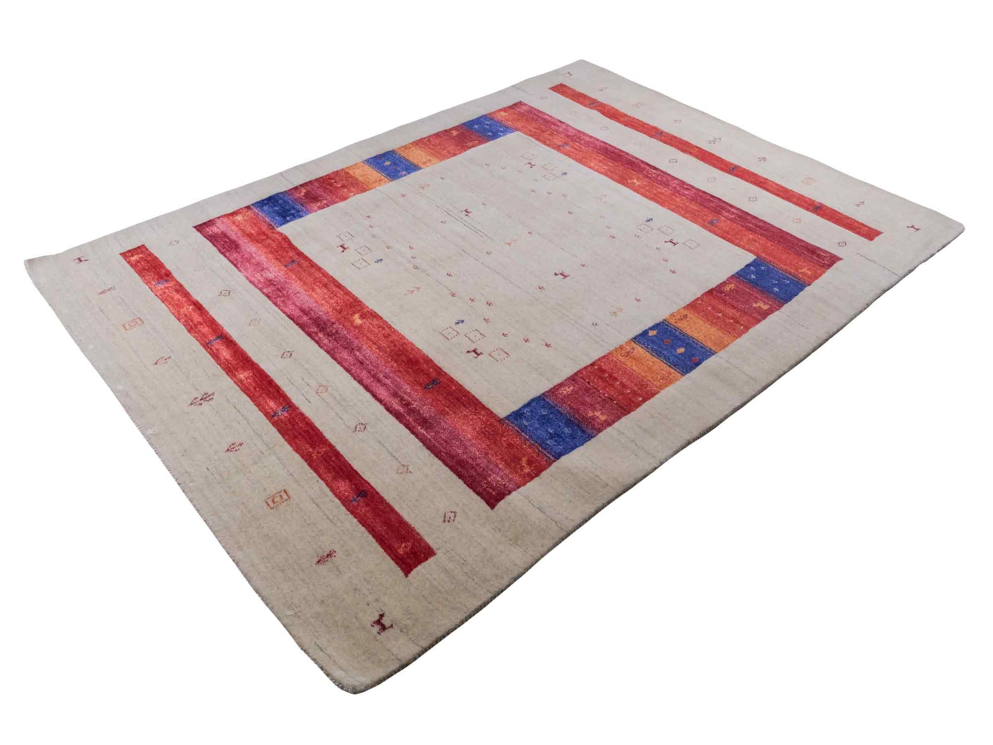 Moderner, Handloom Lori Gabbeh Orientteppich von Khademi aus Wolle mit Bambusseide, cremeweiß, beige, rot. Nomaden-Design. Produziert in Indien. Größe: 241x175cm. Teppichnummer: KB4-1821. Verkauf durch Jupiter Intl.