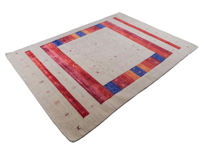 Moderner, Handloom Lori Gabbeh Orientteppich von Khademi aus Wolle mit Bambusseide, cremeweiß, beige, rot. Nomaden-Design. Produziert in Indien. Größe: 241x175cm. Teppichnummer: KB4-1821. Verkauf durch Jupiter Intl.