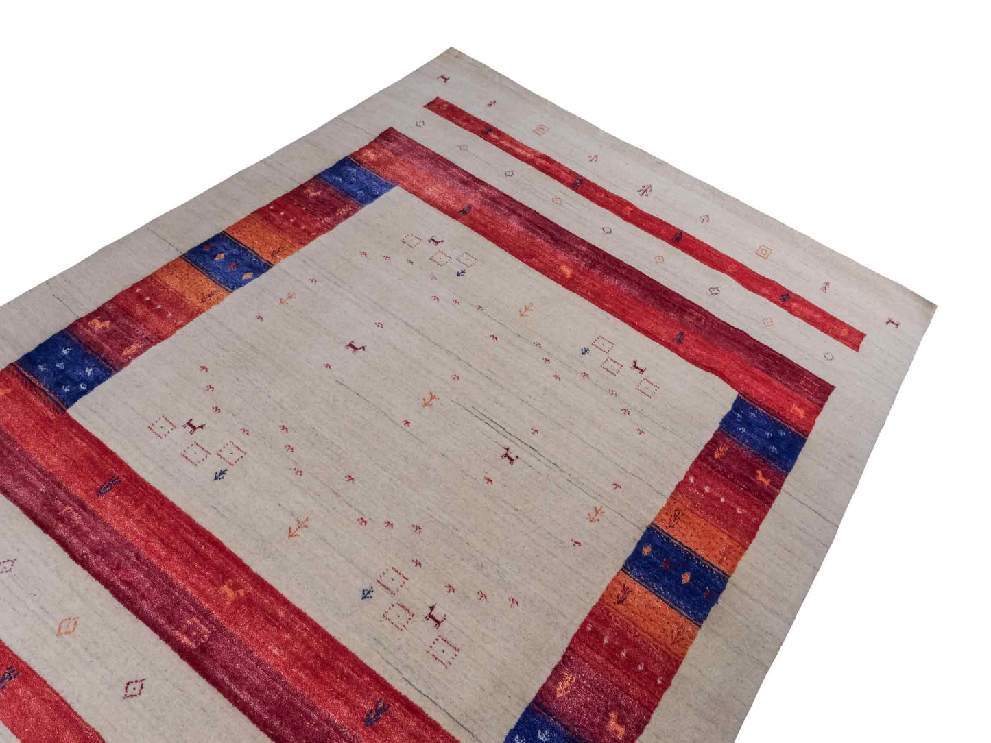 Moderner, Handloom Lori Gabbeh Orientteppich von Khademi aus Wolle mit Bambusseide, cremeweiß, beige, rot. Nomaden-Design. Produziert in Indien. Größe: 241x175cm. Teppichnummer: KB4-1821. Verkauf durch Jupiter Intl.