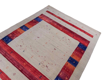 Moderner, Handloom Lori Gabbeh Orientteppich von Khademi aus Wolle mit Bambusseide, cremeweiß, beige, rot. Nomaden-Design. Produziert in Indien. Größe: 241x175cm. Teppichnummer: KB4-1821. Verkauf durch Jupiter Intl.