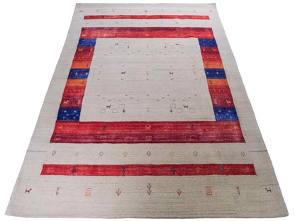 Moderner, Handloom Lori Gabbeh Orientteppich von Khademi aus Wolle mit Bambusseide, cremeweiß, beige, rot. Nomaden-Design. Produziert in Indien. Größe: 241x175cm. Teppichnummer: KB4-1821. Verkauf durch Jupiter Intl.