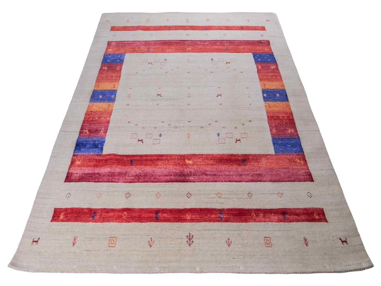 Moderner, Handloom Lori Gabbeh Orientteppich von Khademi aus Wolle mit Bambusseide, cremeweiß, beige, rot. Nomaden-Design. Produziert in Indien. Größe: 241x175cm. Teppichnummer: KB4-1821. Verkauf durch Jupiter Intl.