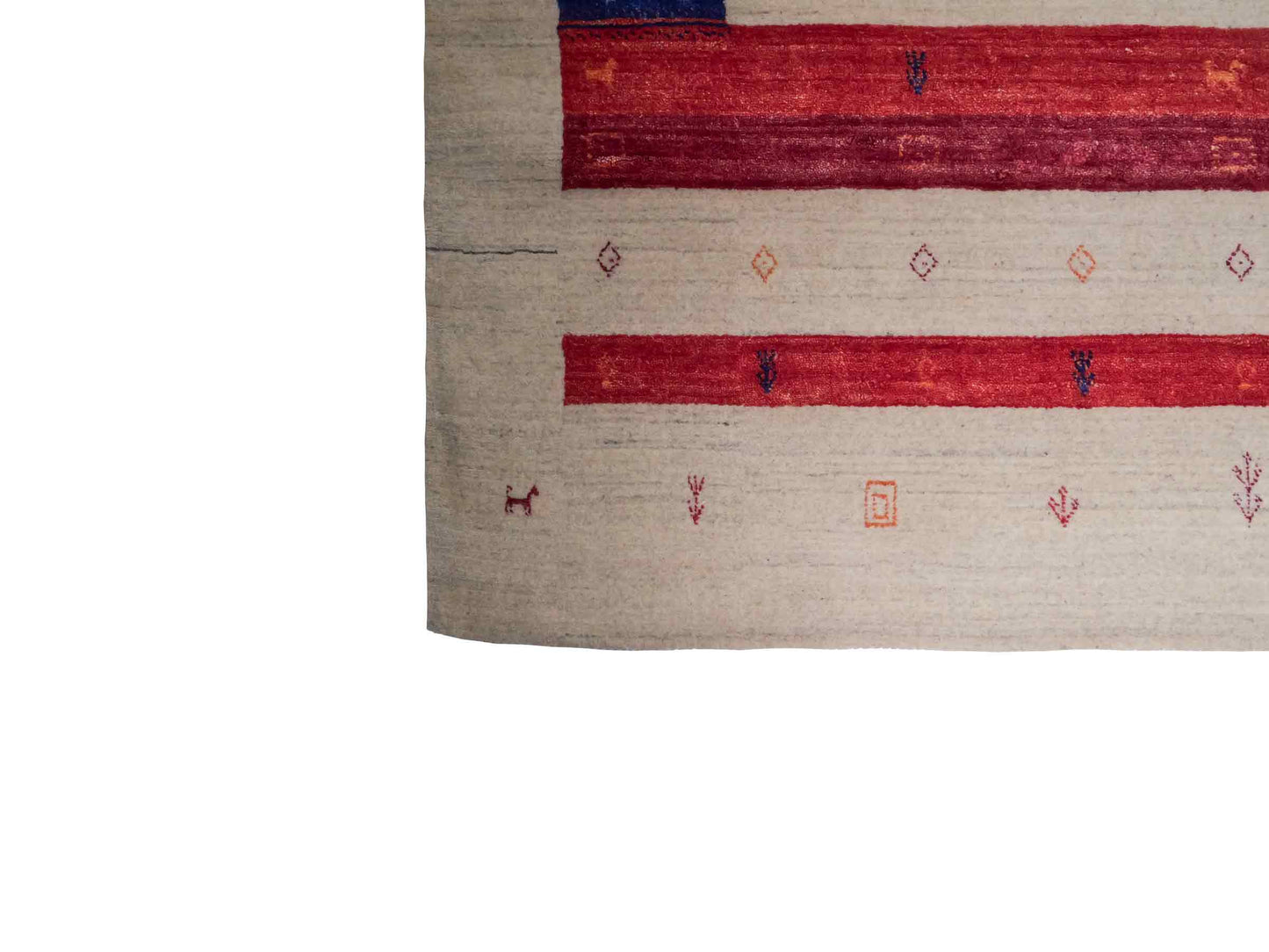 Moderner, Handloom Lori Gabbeh Orientteppich von Khademi aus Wolle mit Bambusseide, cremeweiß, beige, rot. Nomaden-Design. Produziert in Indien. Größe: 241x175cm. Teppichnummer: KB4-1821. Verkauf durch Jupiter Intl.