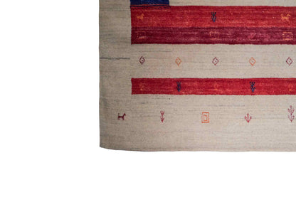 Moderner, Handloom Lori Gabbeh Orientteppich von Khademi aus Wolle mit Bambusseide, cremeweiß, beige, rot. Nomaden-Design. Produziert in Indien. Größe: 241x175cm. Teppichnummer: KB4-1821. Verkauf durch Jupiter Intl.