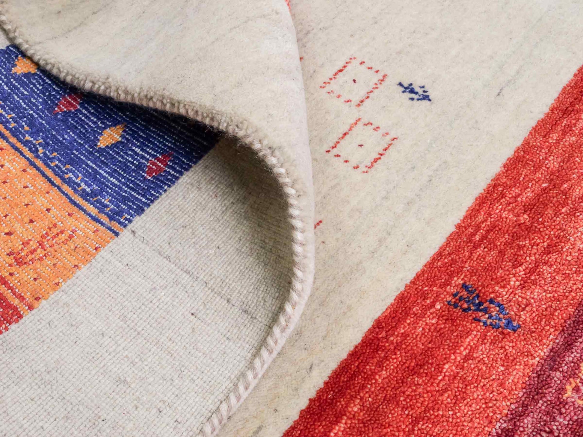 Moderner, Handloom Lori Gabbeh Orientteppich von Khademi aus Wolle mit Bambusseide, cremeweiß, beige, rot. Nomaden-Design. Produziert in Indien. Größe: 241x175cm. Teppichnummer: KB4-1821. Verkauf durch Jupiter Intl.