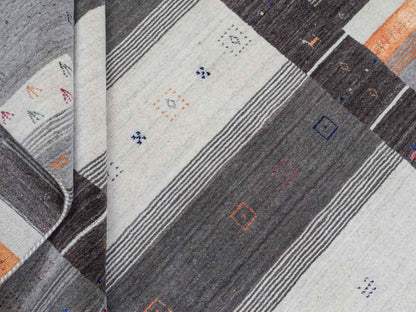 Moderner, Handloom Lori Gabbeh Orientteppich von Khademi aus Wolle mit Bambusseide, grau, mehrfarbig. Nomaden-Design. Produziert in Indien. Größe: 242x171cm. Teppichnummer: KB4-1810. Verkauf durch Jupiter Intl.