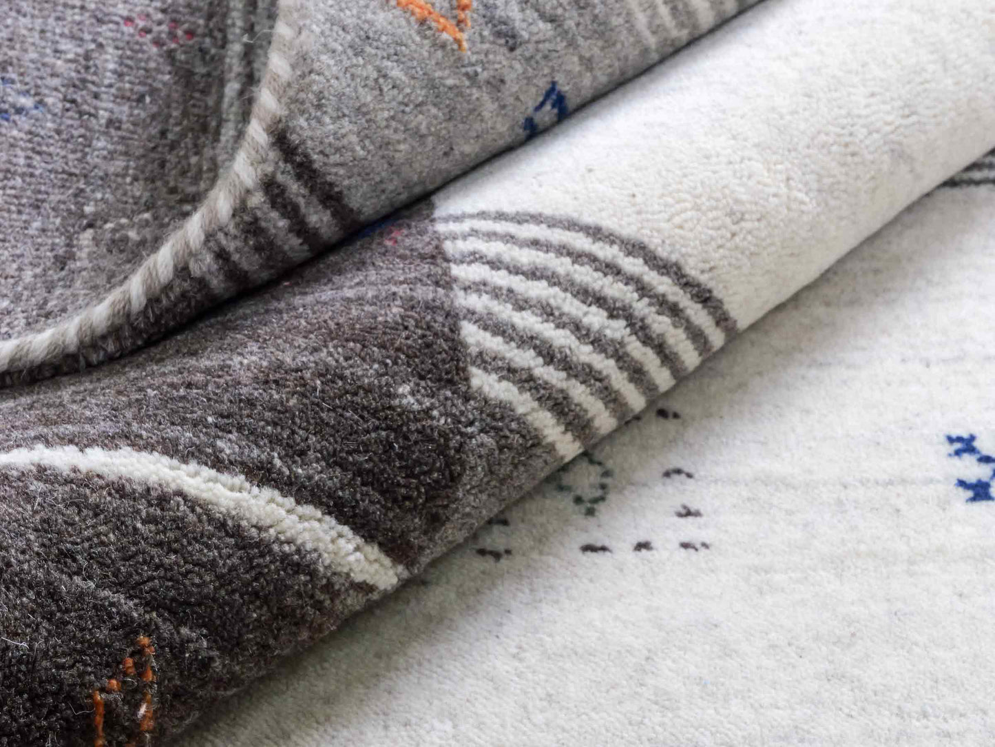 Moderner, Handloom Lori Gabbeh Orientteppich von Khademi aus Wolle mit Bambusseide, grau, mehrfarbig. Nomaden-Design. Produziert in Indien. Größe: 242x171cm. Teppichnummer: KB4-1810. Verkauf durch Jupiter Intl.