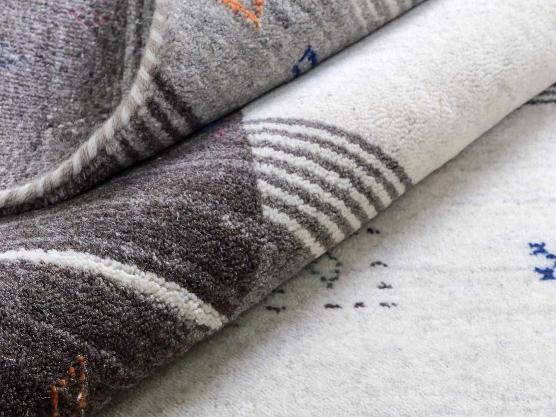 Moderner, Handloom Lori Gabbeh Orientteppich von Khademi aus Wolle mit Bambusseide, grau, mehrfarbig. Nomaden-Design. Produziert in Indien. Größe: 242x171cm. Teppichnummer: KB4-1810. Verkauf durch Jupiter Intl.