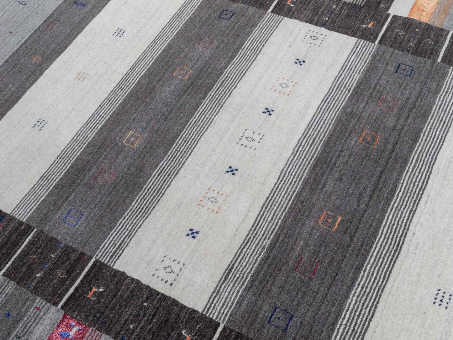 Moderner, Handloom Lori Gabbeh Orientteppich von Khademi aus Wolle mit Bambusseide, grau, mehrfarbig. Nomaden-Design. Produziert in Indien. Größe: 242x171cm. Teppichnummer: KB4-1810. Verkauf durch Jupiter Intl.