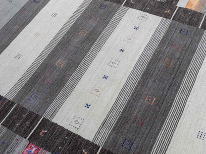 Moderner, Handloom Lori Gabbeh Orientteppich von Khademi aus Wolle mit Bambusseide, grau, mehrfarbig. Nomaden-Design. Produziert in Indien. Größe: 242x171cm. Teppichnummer: KB4-1810. Verkauf durch Jupiter Intl.