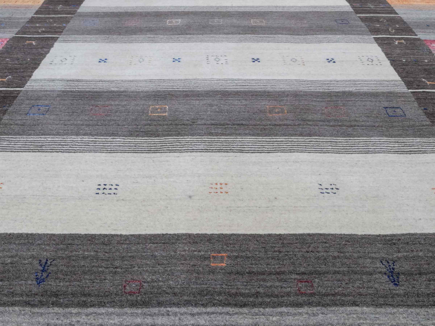 Moderner, Handloom Lori Gabbeh Orientteppich von Khademi aus Wolle mit Bambusseide, grau, mehrfarbig. Nomaden-Design. Produziert in Indien. Größe: 242x171cm. Teppichnummer: KB4-1810. Verkauf durch Jupiter Intl.