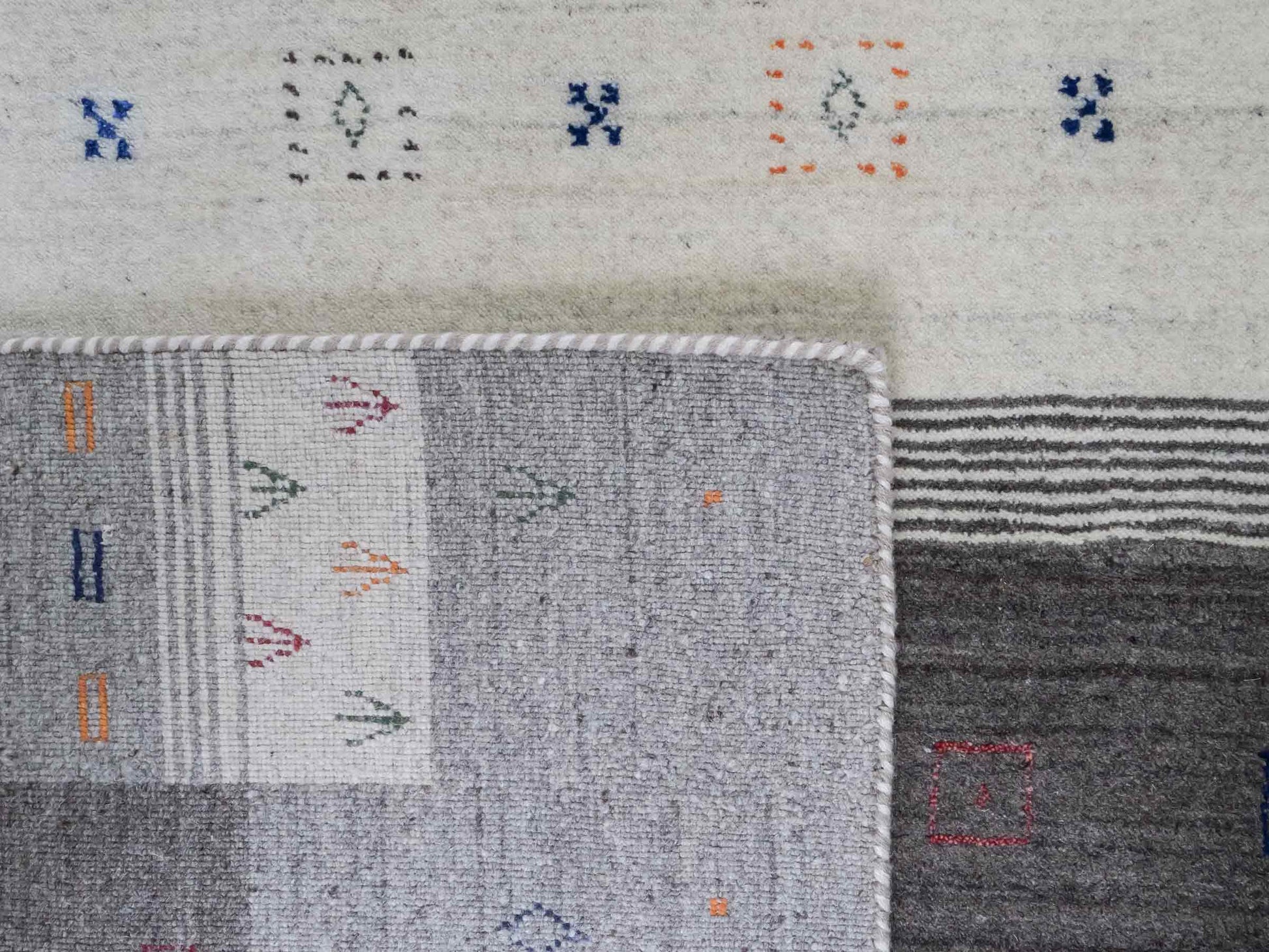 Moderner, Handloom Lori Gabbeh Orientteppich von Khademi aus Wolle mit Bambusseide, grau, mehrfarbig. Nomaden-Design. Produziert in Indien. Größe: 242x171cm. Teppichnummer: KB4-1810. Verkauf durch Jupiter Intl.