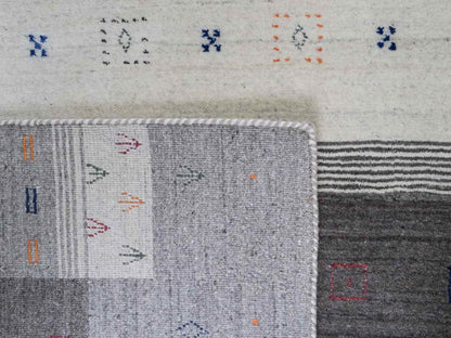 Moderner, Handloom Lori Gabbeh Orientteppich von Khademi aus Wolle mit Bambusseide, grau, mehrfarbig. Nomaden-Design. Produziert in Indien. Größe: 242x171cm. Teppichnummer: KB4-1810. Verkauf durch Jupiter Intl.