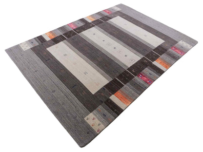 Moderner, Handloom Lori Gabbeh Orientteppich von Khademi aus Wolle mit Bambusseide, grau, mehrfarbig. Nomaden-Design. Produziert in Indien. Größe: 242x171cm. Teppichnummer: KB4-1810. Verkauf durch Jupiter Intl.