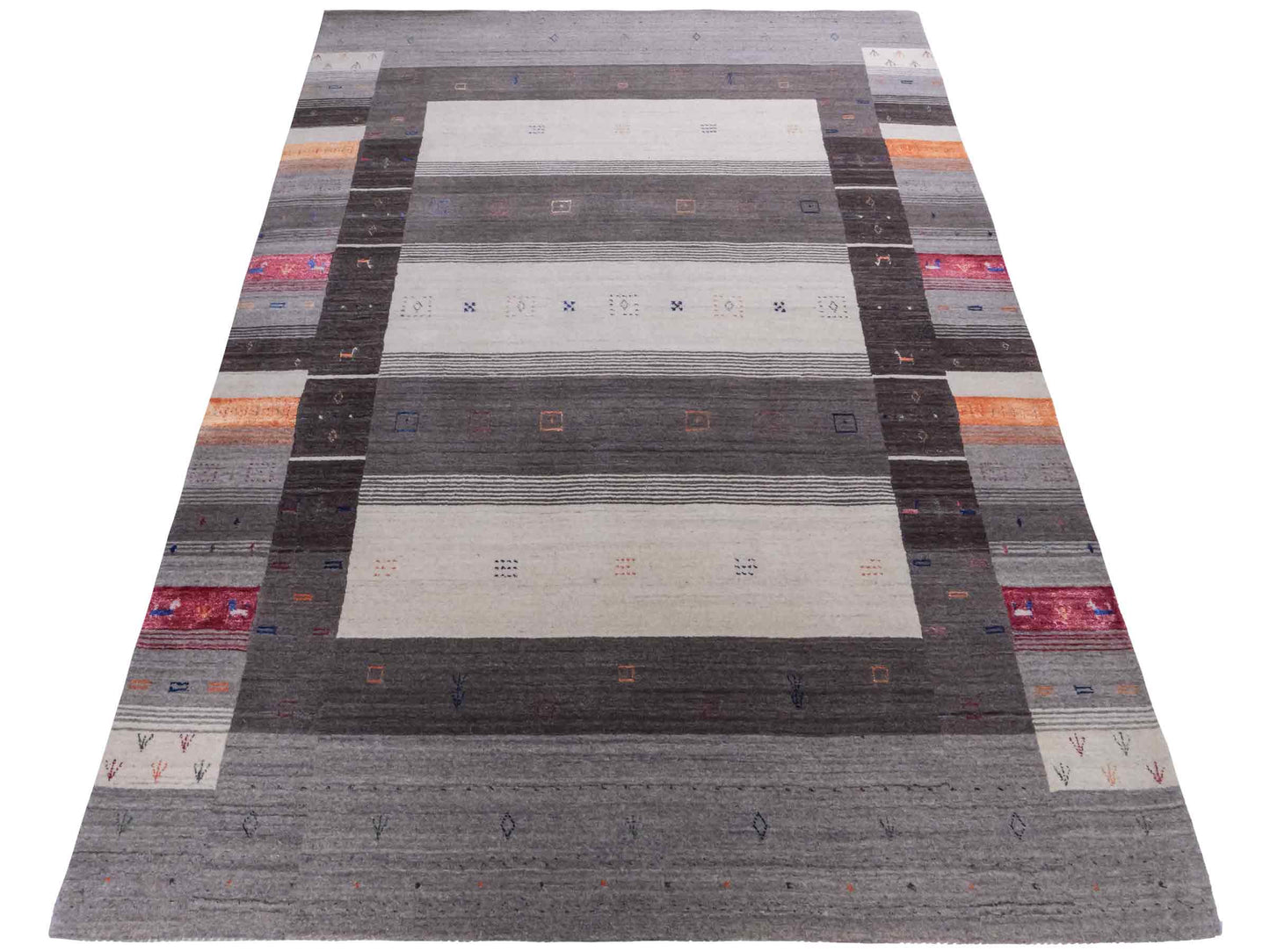 Moderner, Handloom Lori Gabbeh Orientteppich von Khademi aus Wolle mit Bambusseide, grau, mehrfarbig. Nomaden-Design. Produziert in Indien. Größe: 242x171cm. Teppichnummer: KB4-1810. Verkauf durch Jupiter Intl.