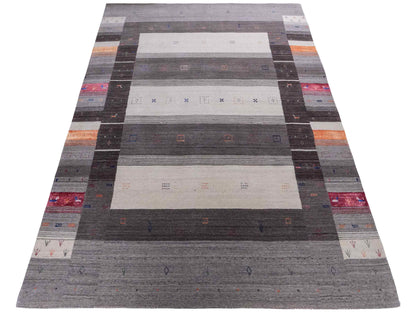 Moderner, Handloom Lori Gabbeh Orientteppich von Khademi aus Wolle mit Bambusseide, grau, mehrfarbig. Nomaden-Design. Produziert in Indien. Größe: 242x171cm. Teppichnummer: KB4-1810. Verkauf durch Jupiter Intl.