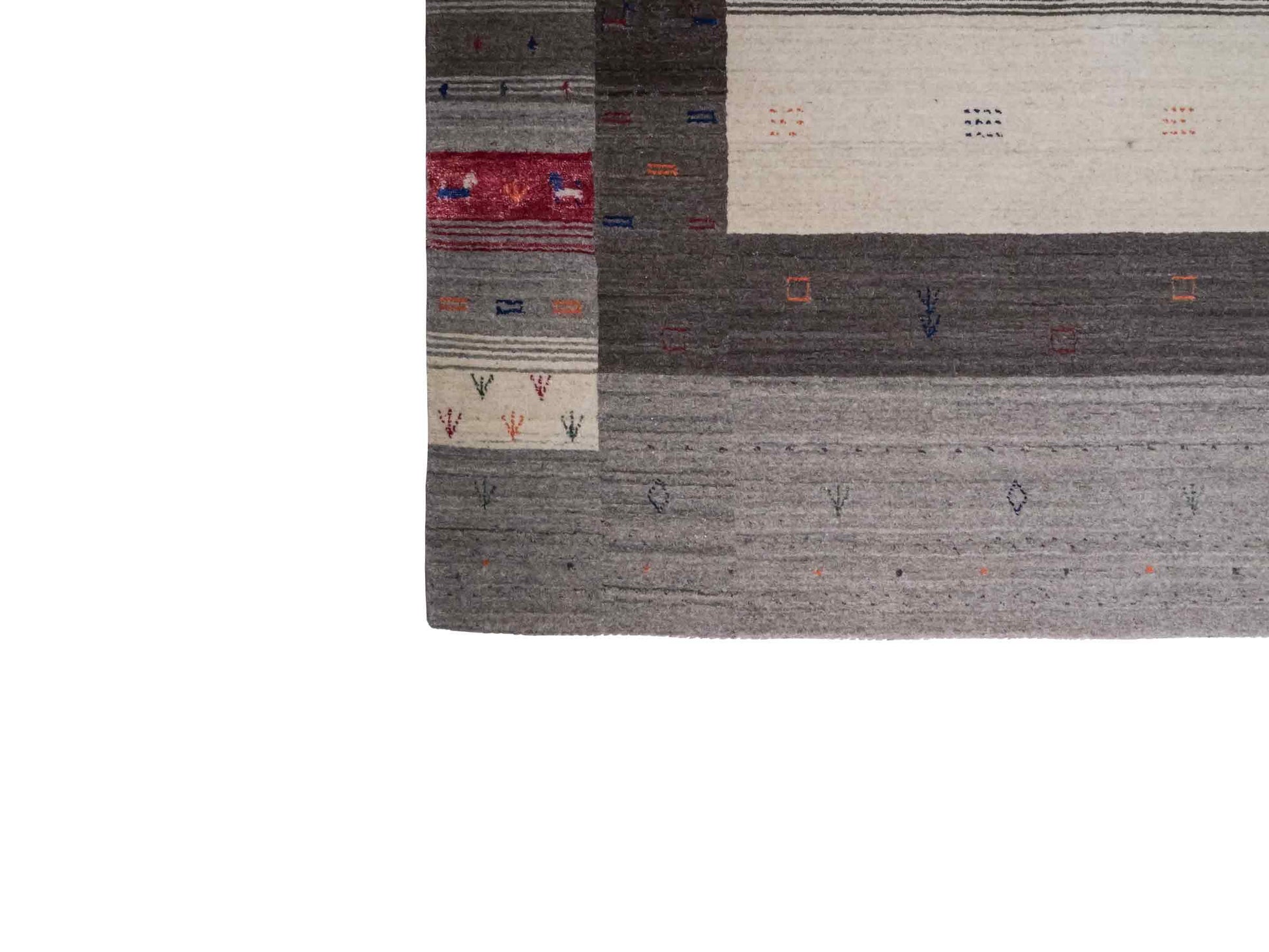 Moderner, Handloom Lori Gabbeh Orientteppich von Khademi aus Wolle mit Bambusseide, grau, mehrfarbig. Nomaden-Design. Produziert in Indien. Größe: 242x171cm. Teppichnummer: KB4-1810. Verkauf durch Jupiter Intl.