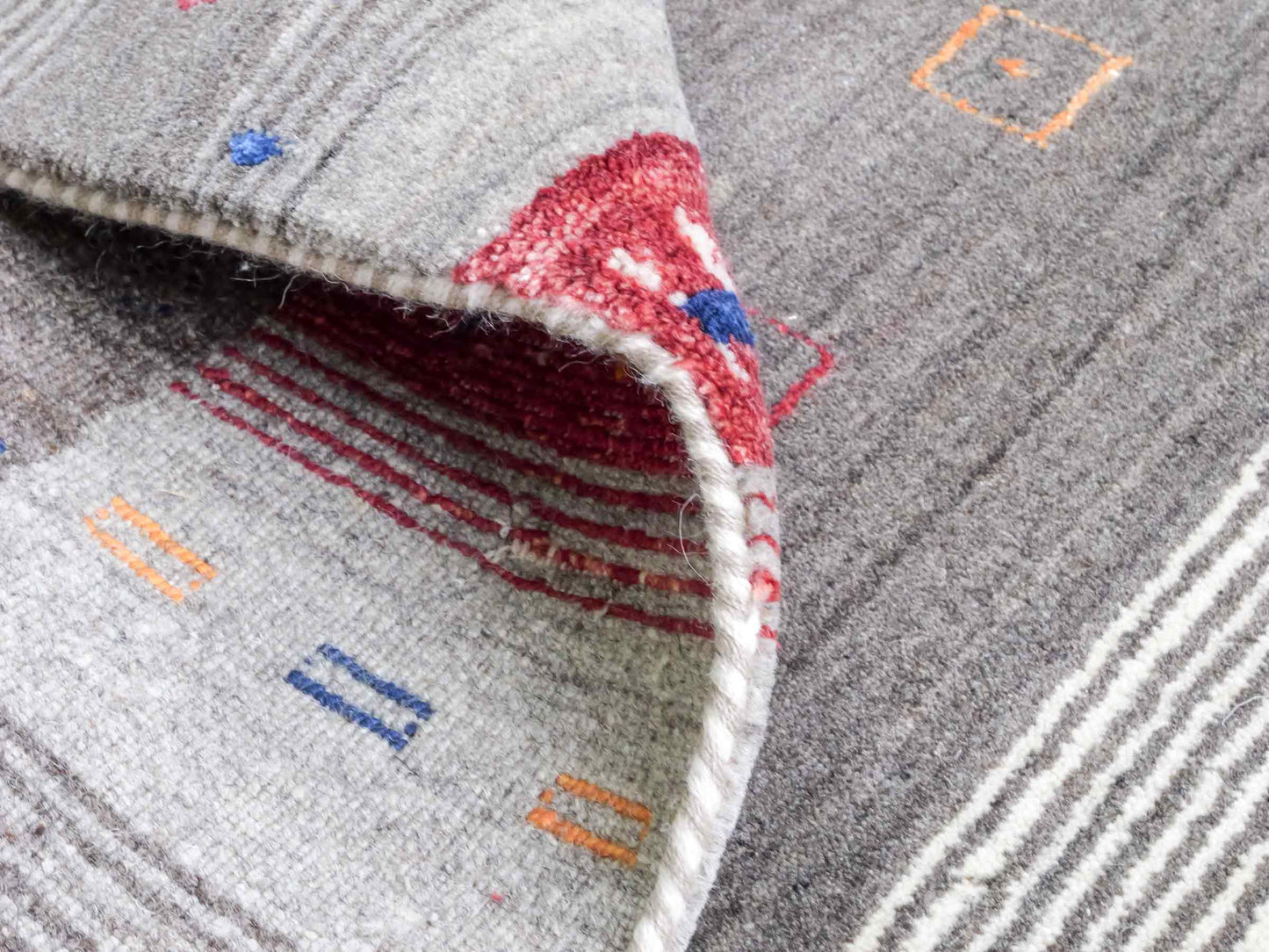 Moderner, Handloom Lori Gabbeh Orientteppich von Khademi aus Wolle mit Bambusseide, grau, mehrfarbig. Nomaden-Design. Produziert in Indien. Größe: 242x171cm. Teppichnummer: KB4-1810. Verkauf durch Jupiter Intl.