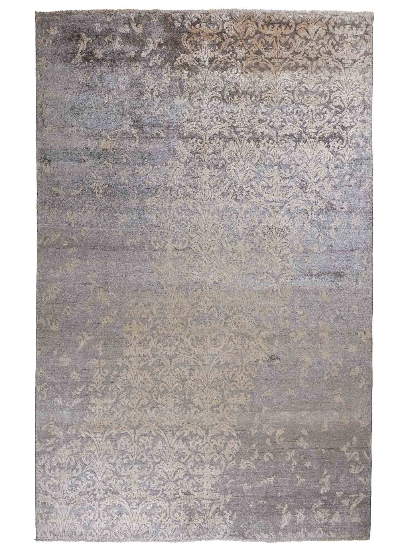 Handgeknüpfter Damask Orientteppich von Khademi aus Viskose, grau, beige. Modernes Vintage-Design. Von Hand geknüpft in Indien. Größe: 273x187cm. Teppichnummer: KB4-1699. Verkauf durch Jupiter Intl.