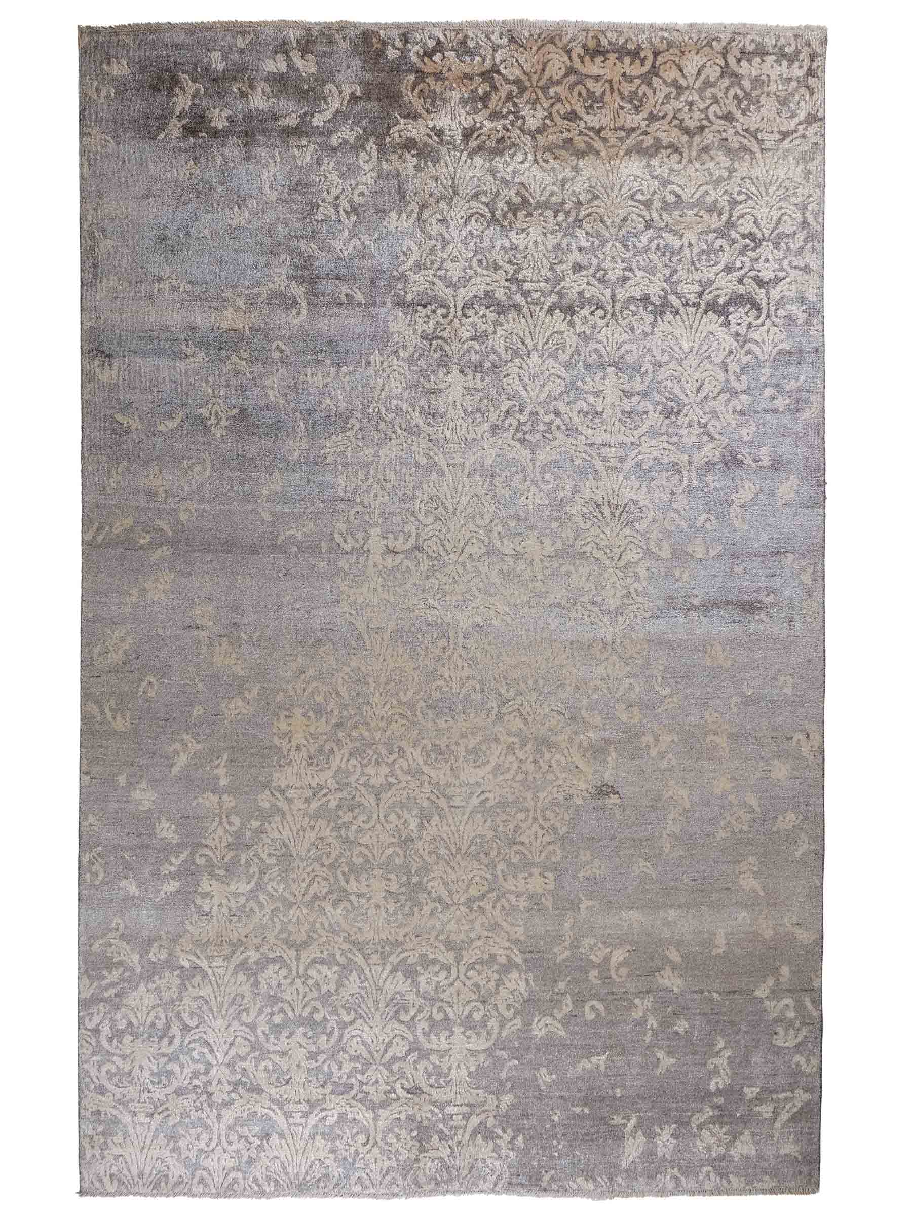Handgeknüpfter Damask Orientteppich von Khademi aus Viskose, grau, beige. Modernes Vintage-Design. Von Hand geknüpft in Indien. Größe: 273x187cm. Teppichnummer: KB4-1699. Verkauf durch Jupiter Intl.