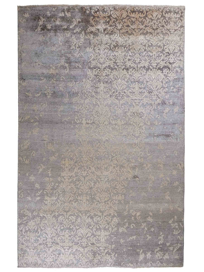 Handgeknüpfter Damask Orientteppich von Khademi aus Viskose, grau, beige. Modernes Vintage-Design. Von Hand geknüpft in Indien. Größe: 273x187cm. Teppichnummer: KB4-1699. Verkauf durch Jupiter Intl.