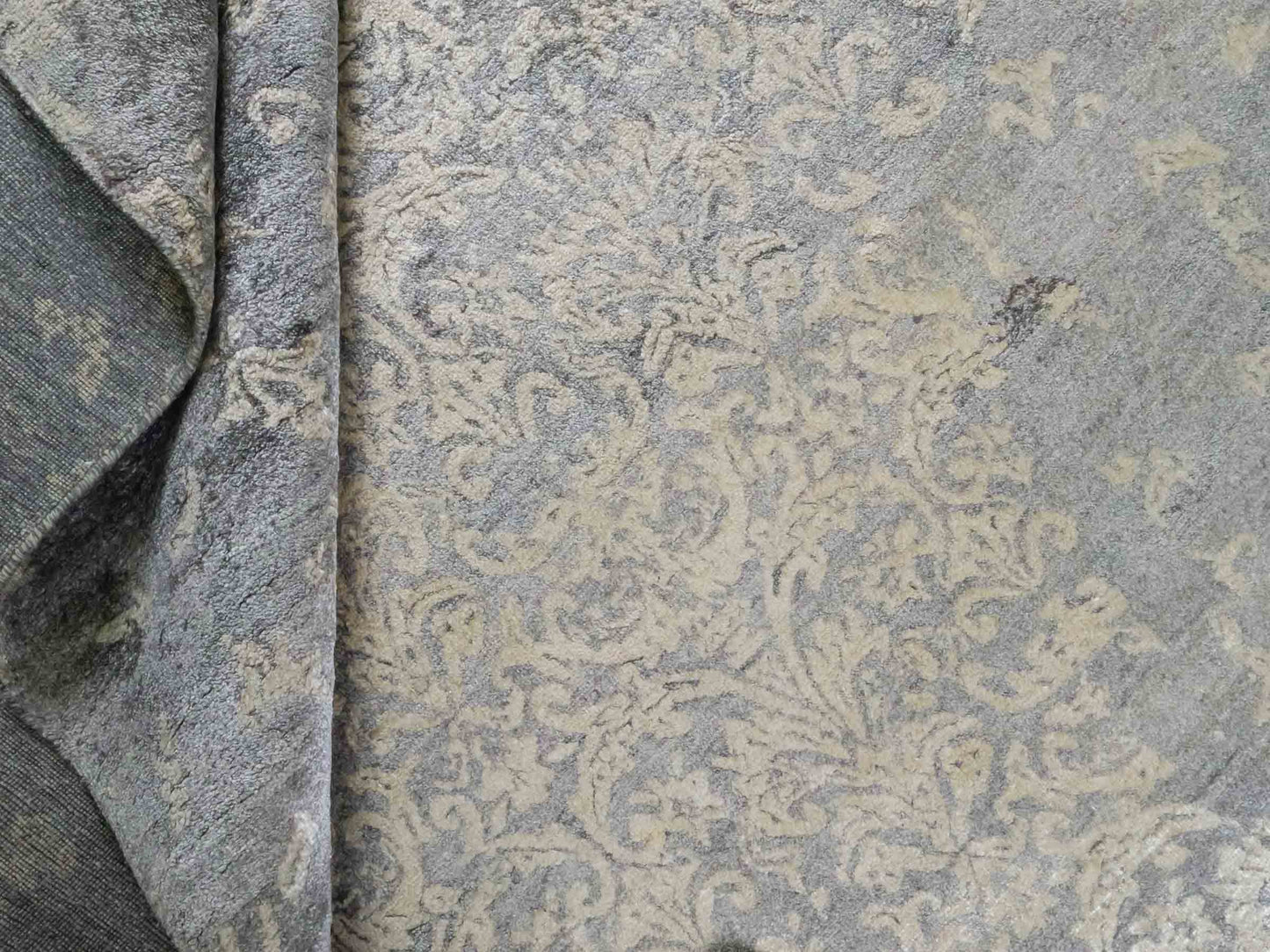 Handgeknüpfter Damask Orientteppich von Khademi aus Viskose, grau, beige. Modernes Vintage-Design. Von Hand geknüpft in Indien. Größe: 273x187cm. Teppichnummer: KB4-1699. Verkauf durch Jupiter Intl.