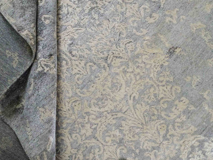 Handgeknüpfter Damask Orientteppich von Khademi aus Viskose, grau, beige. Modernes Vintage-Design. Von Hand geknüpft in Indien. Größe: 273x187cm. Teppichnummer: KB4-1699. Verkauf durch Jupiter Intl.