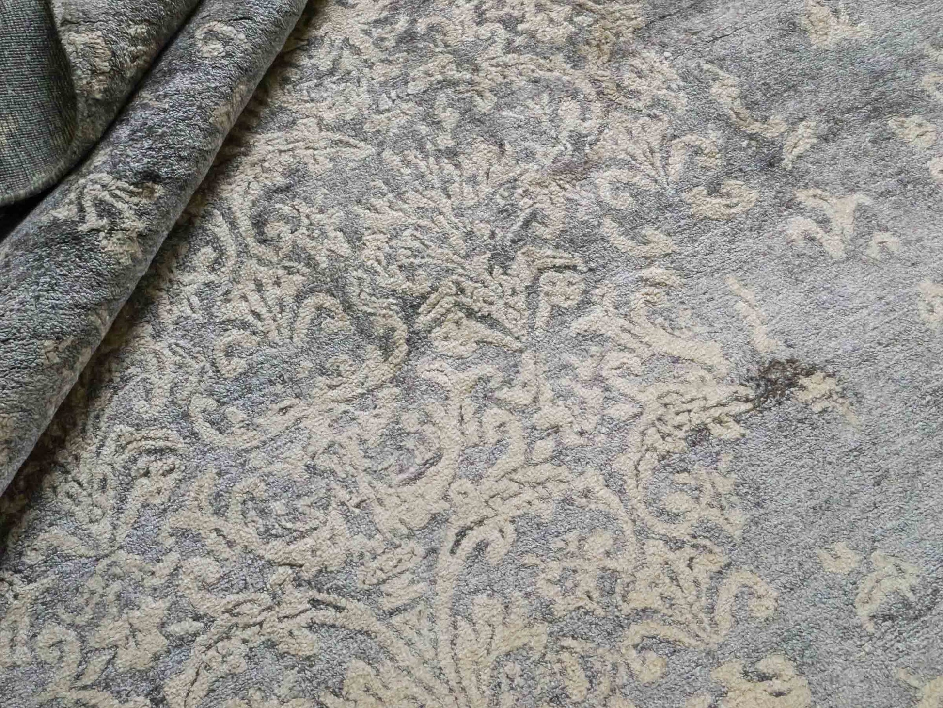 Handgeknüpfter Damask Orientteppich von Khademi aus Viskose, grau, beige. Modernes Vintage-Design. Von Hand geknüpft in Indien. Größe: 273x187cm. Teppichnummer: KB4-1699. Verkauf durch Jupiter Intl.