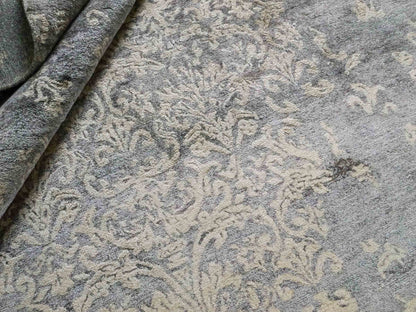 Handgeknüpfter Damask Orientteppich von Khademi aus Viskose, grau, beige. Modernes Vintage-Design. Von Hand geknüpft in Indien. Größe: 273x187cm. Teppichnummer: KB4-1699. Verkauf durch Jupiter Intl.