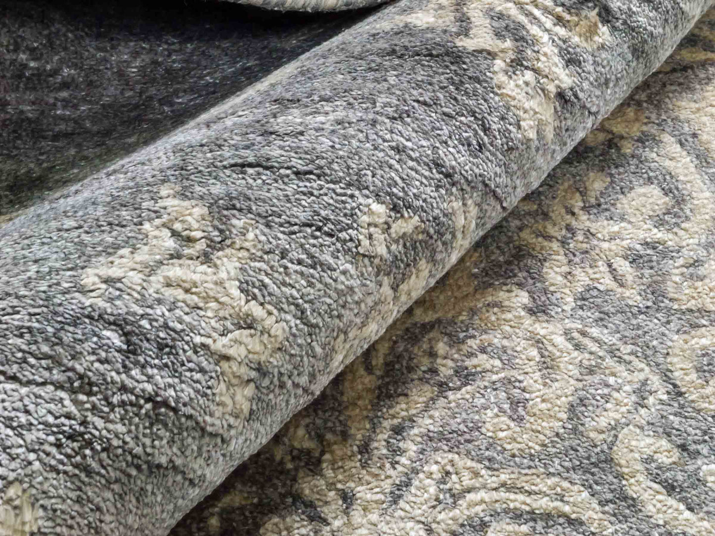 Handgeknüpfter Damask Orientteppich von Khademi aus Viskose, grau, beige. Modernes Vintage-Design. Von Hand geknüpft in Indien. Größe: 273x187cm. Teppichnummer: KB4-1699. Verkauf durch Jupiter Intl.