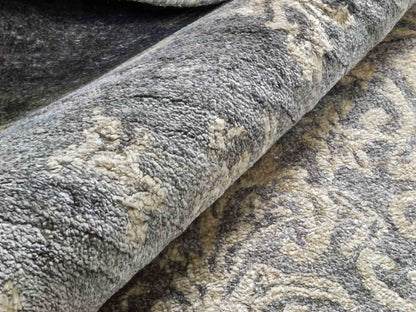 Handgeknüpfter Damask Orientteppich von Khademi aus Viskose, grau, beige. Modernes Vintage-Design. Von Hand geknüpft in Indien. Größe: 273x187cm. Teppichnummer: KB4-1699. Verkauf durch Jupiter Intl.