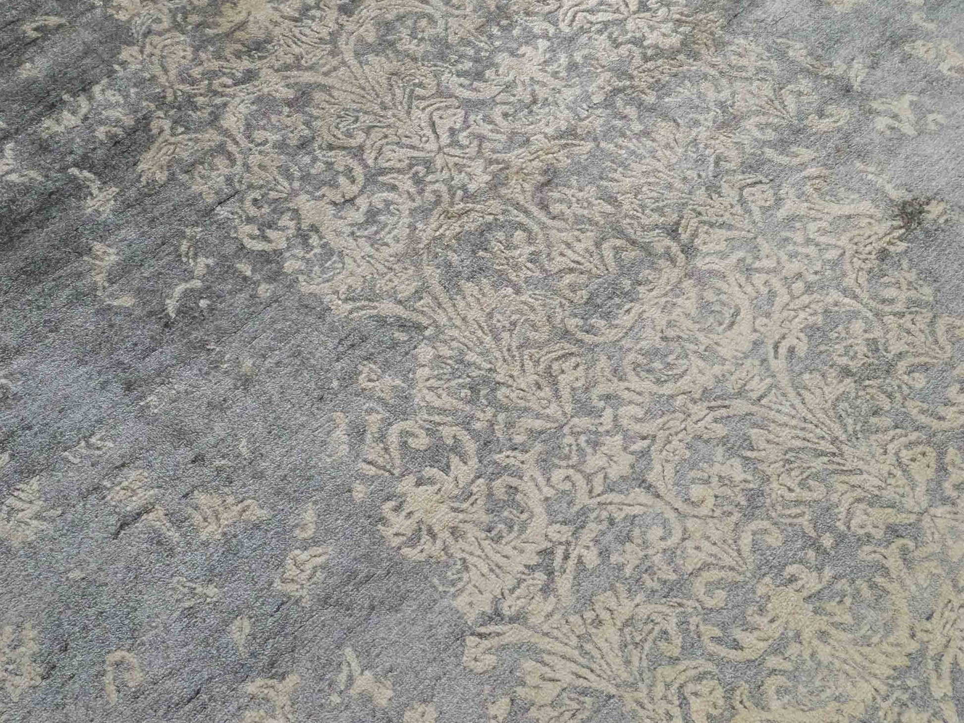 Handgeknüpfter Damask Orientteppich von Khademi aus Viskose, grau, beige. Modernes Vintage-Design. Von Hand geknüpft in Indien. Größe: 273x187cm. Teppichnummer: KB4-1699. Verkauf durch Jupiter Intl.