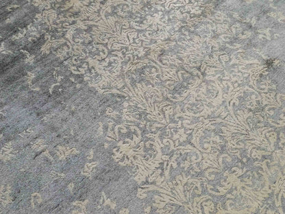 Handgeknüpfter Damask Orientteppich von Khademi aus Viskose, grau, beige. Modernes Vintage-Design. Von Hand geknüpft in Indien. Größe: 273x187cm. Teppichnummer: KB4-1699. Verkauf durch Jupiter Intl.