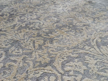 Handgeknüpfter Damask Orientteppich von Khademi aus Viskose, grau, beige. Modernes Vintage-Design. Von Hand geknüpft in Indien. Größe: 273x187cm. Teppichnummer: KB4-1699. Verkauf durch Jupiter Intl.