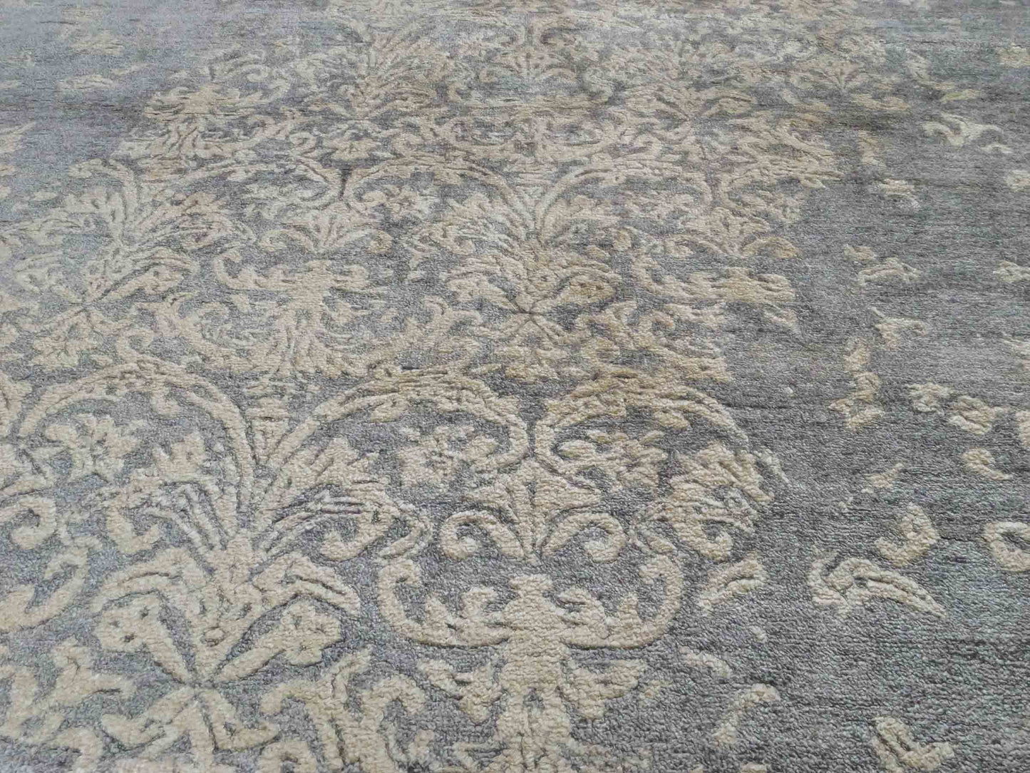 Handgeknüpfter Damask Orientteppich von Khademi aus Viskose, grau, beige. Modernes Vintage-Design. Von Hand geknüpft in Indien. Größe: 273x187cm. Teppichnummer: KB4-1699. Verkauf durch Jupiter Intl.