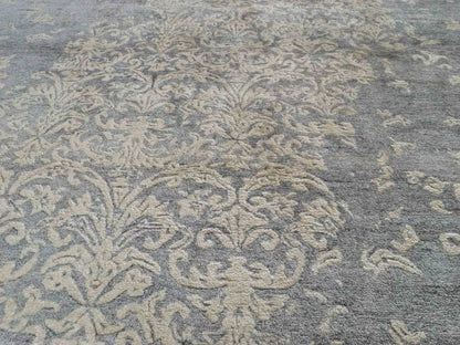 Handgeknüpfter Damask Orientteppich von Khademi aus Viskose, grau, beige. Modernes Vintage-Design. Von Hand geknüpft in Indien. Größe: 273x187cm. Teppichnummer: KB4-1699. Verkauf durch Jupiter Intl.